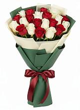 Букет Микс из красных и белых роз в Ягул