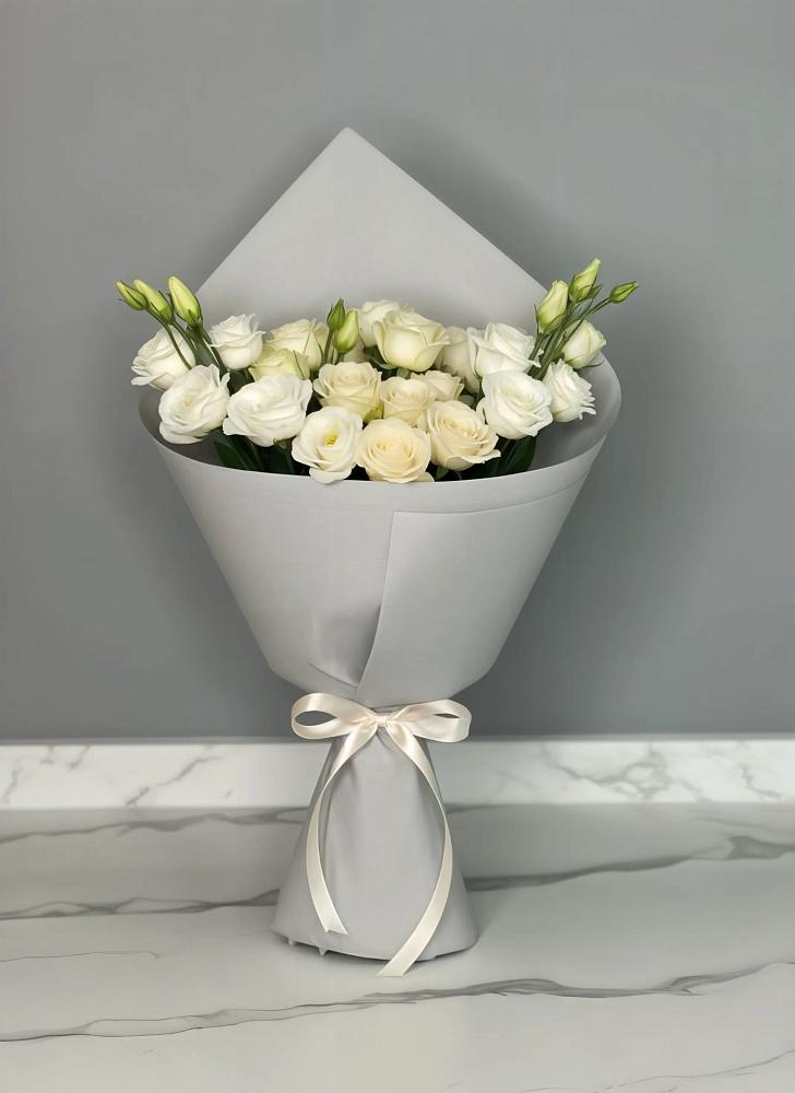 Букет цветов из: Розы и Лизиантусы в Ягул