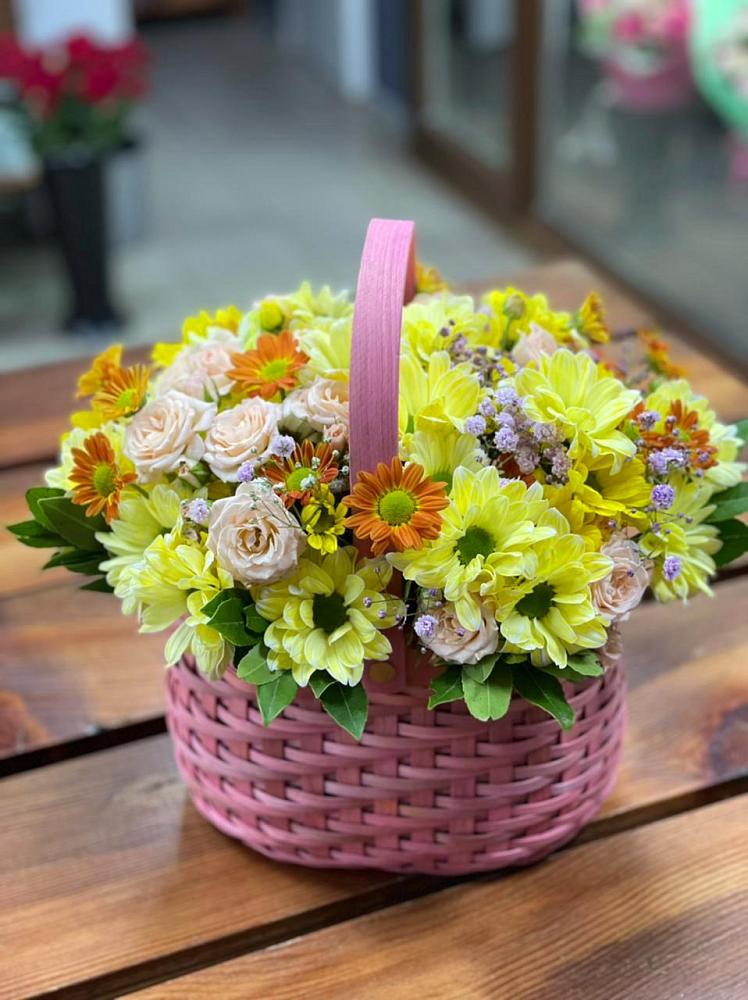 Цветочная композиция из Хризантемы и Розы в корзине в Ягул