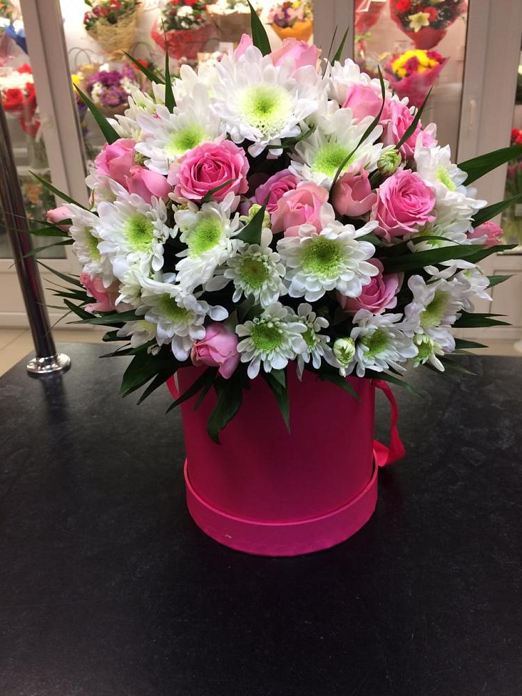 Цветочная композиция из Розы и Хризантемы в шляпной коробке в Ягул