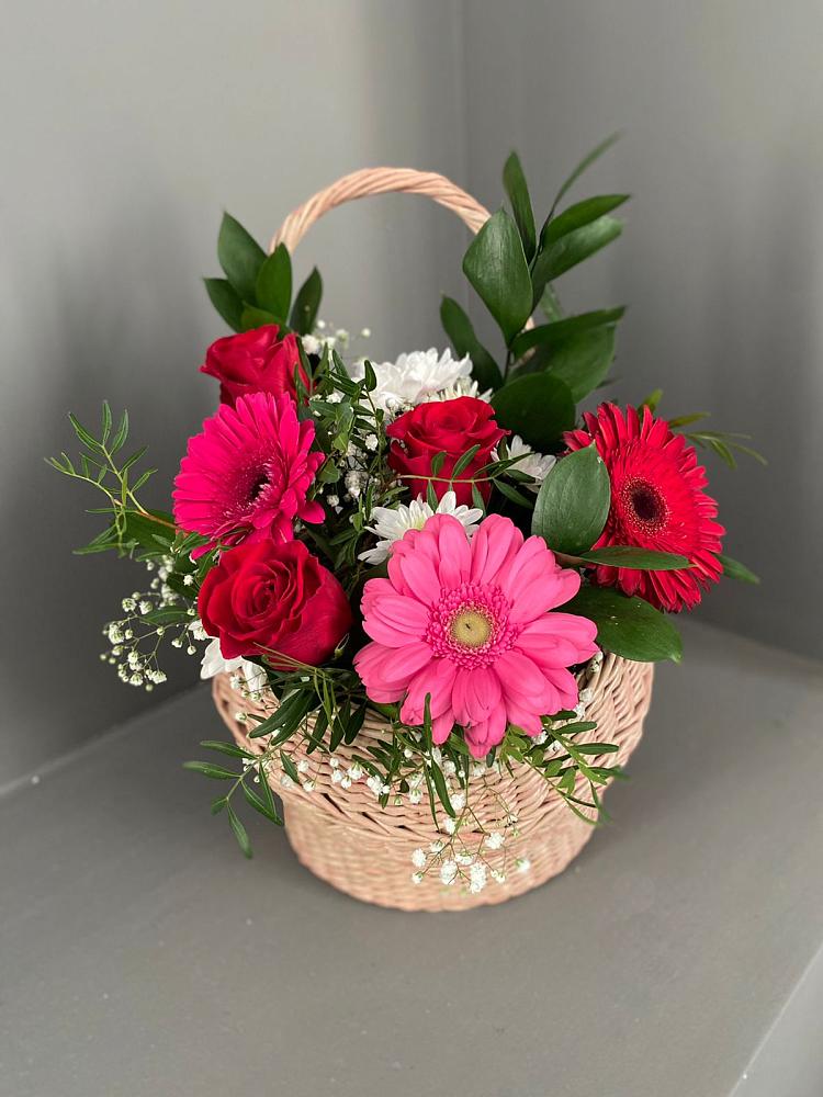 Цветочная композиция из Розы, Хризантемы и Герберы в корзине в Ягул